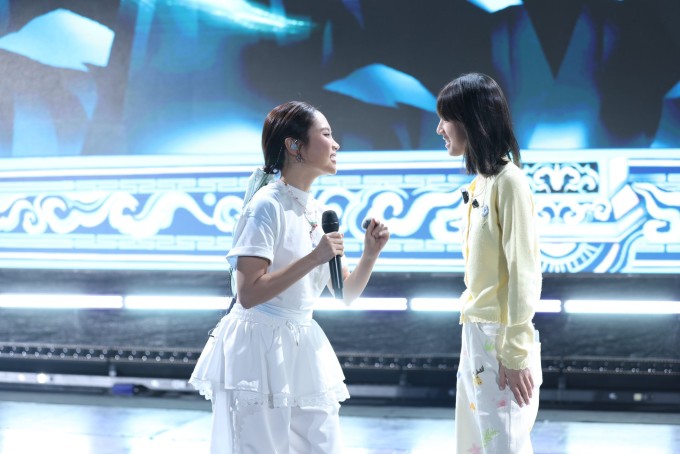 Mỹ Chi (trái) và Khả Lâu tập luyện cho tiết mục. Ảnh: Vmas