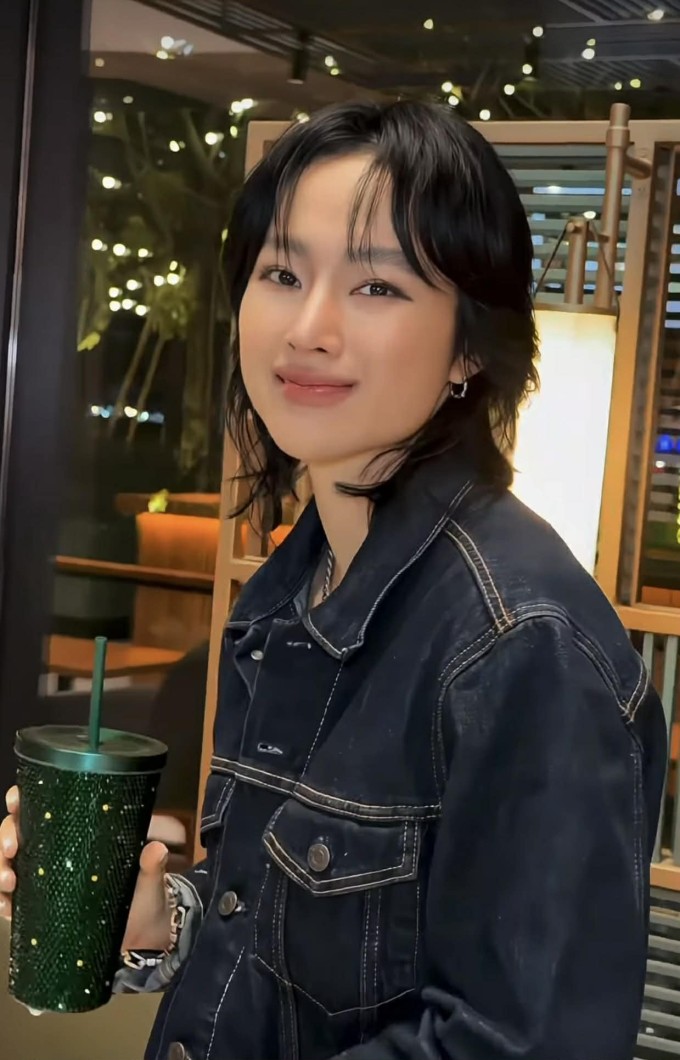 Kiểu tóc mới được nhiều người khen hợp với gương mặt và phong cách Angela Phương Trinh theo đuổi thời gian qua.