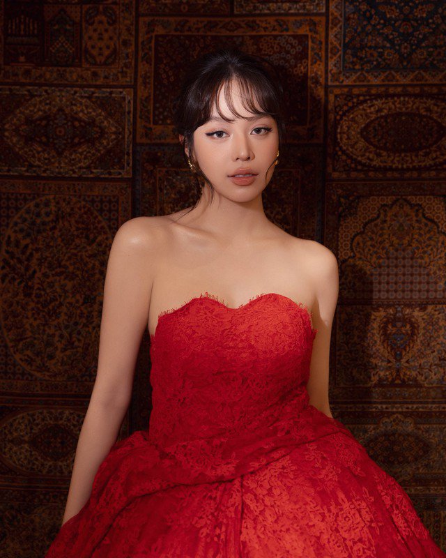 Mới đây, Hoa hậu Quốc tế 2024 Huỳnh Thị Thanh Thủy gây chú ý khi xuất hiện trong một sự kiện với chiếc váy cúp ngực xòe màu đỏ nổi bật, giúp tôn lên làn da trắng và vóc dáng mảnh mai.