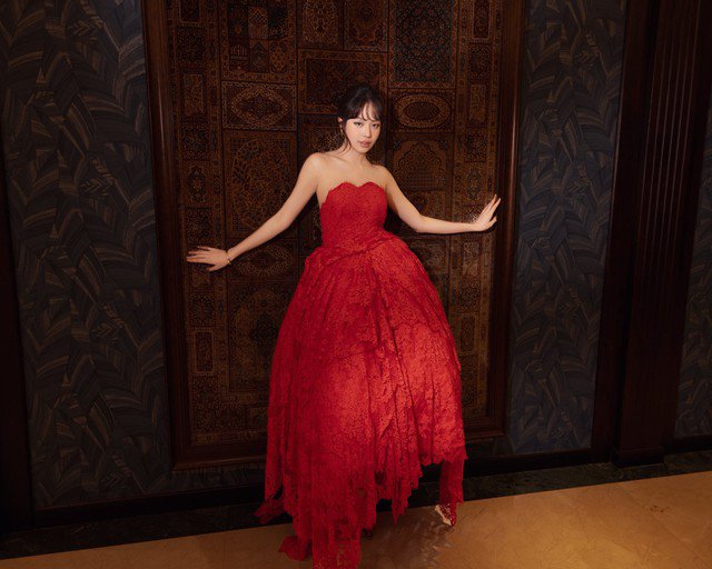 Bên cạnh đó, không ít người đặt nghi vấn rằng người đẹp có thể vừa giảm cân, khiến tổng thể ngoại hình trở nên mảnh mai hơn rõ rệt.