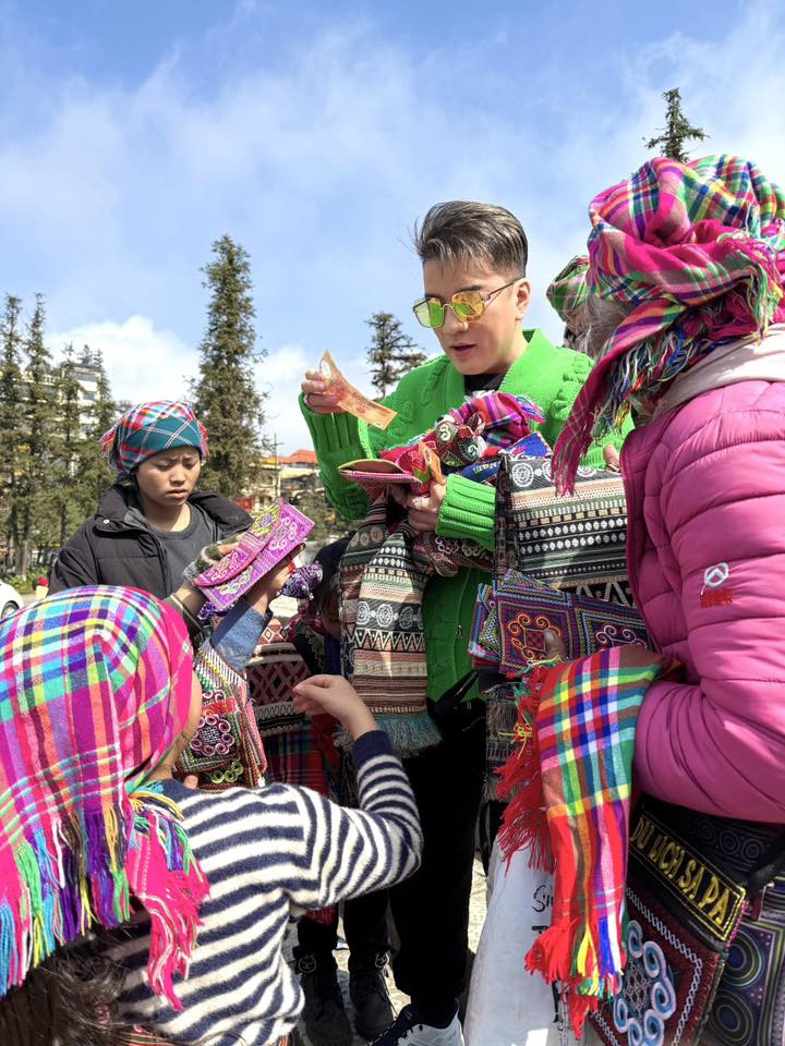 Đàm Vĩnh Hưng mới lên Sa Pa diễn. Ca sĩ kể anh bị nhiều trẻ em và người dân tộc thiểu số vây quanh, 'dụ' mua hàng nhưng không thấy phiền, ngược lại rất vui.