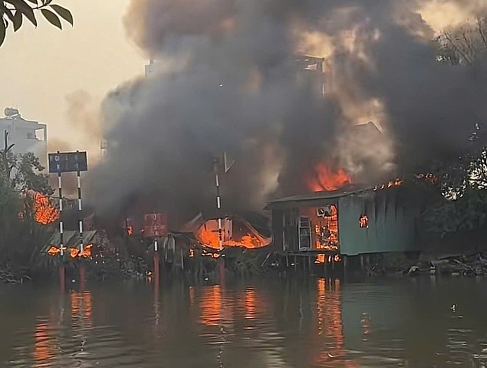 Đám cháy lan rộng