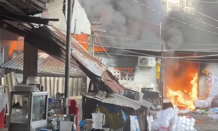 Ngọn lửa bùng lên dữ dội.