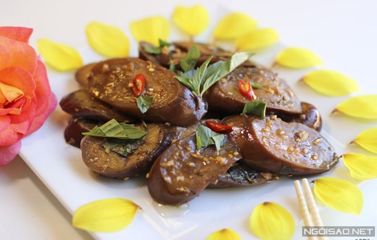 Từ nguyên liệu cà tím, bạn chỉ cần kết hợp với tỏi cùng một số ít gia vị là đã có thể chế biến nên món cà tím xào tỏi cho bữa cơm nhà.