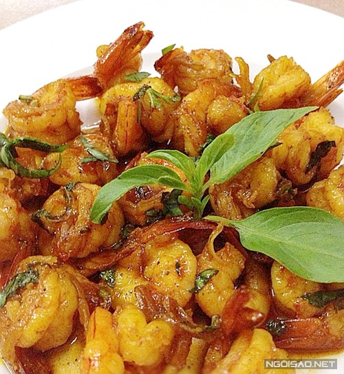 Tôm bóc vỏ ướp gia vị đậm đà, khi xào thêm chút lá húng quế thái nhỏ sẽ giúp tăng mùi vị cho món ăn.