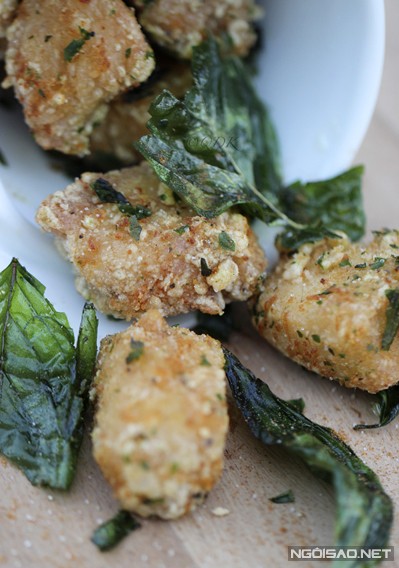 Thịt gà chiên giòn thơm mùi húng quế, cắn từng miếng khi còn nóng thật ngon mê ly.