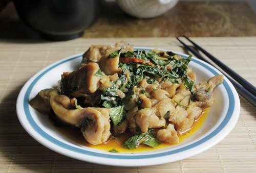 Món ăn mặn được ăn kèm với cơm, thịt gà hơi cay cay, thấm gia vị, quyện với mùi thơm của lá húng quế, bữa cơm dường như ngon hơn hẳn.