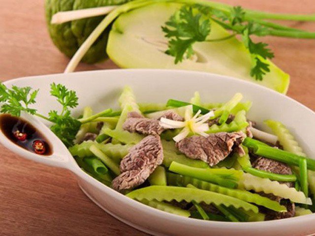 Nếu không thích trứng gà, bạn hãy thức xào su su với thịt bò xem nào. Công thức nấu không quá phức tạp nhưng lại có thể làm ra một món ăn vừa ngon lại bổ dưỡng, tốt cho sức khỏe.