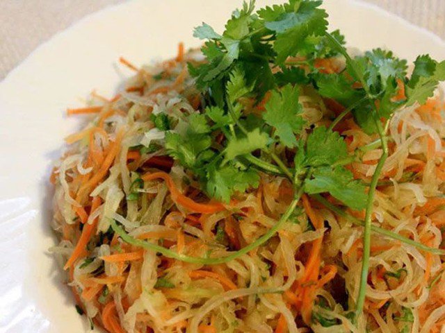 Su su có thể làm nguyên liệu để chế biến các món nộm. Bạn đã thử ăn món nộm su su chưa?