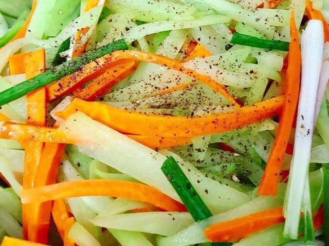 Tương tự như món su su xào tỏi, su su xào cà rốt cũng không có nguyên liệu từ thịt cá nhưng vẫn có thể cho ra đời một món ăn cực kỳ ngon và dễ ăn.