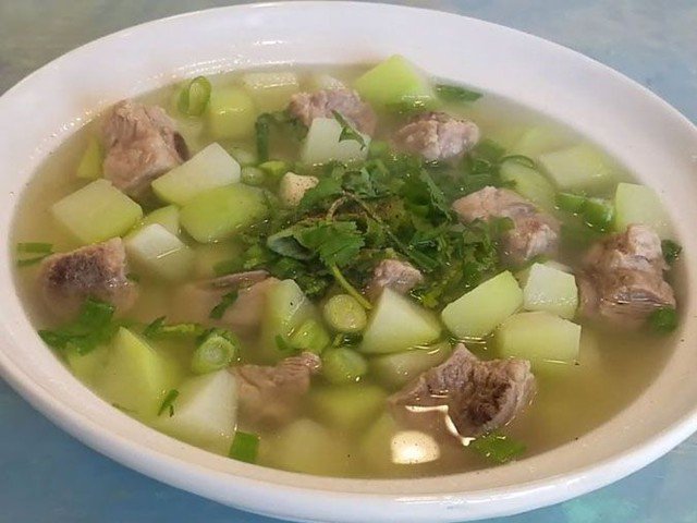 Một trong những món ngon từ su su không thể không kể đến chính là món canh su su nấu sườn non. Món ăn dường như rất phổ biến và hầu như ai cũng có thể làm được.