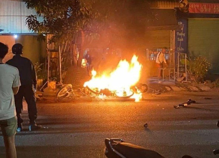 Xe máy bốc cháy sau va chạm