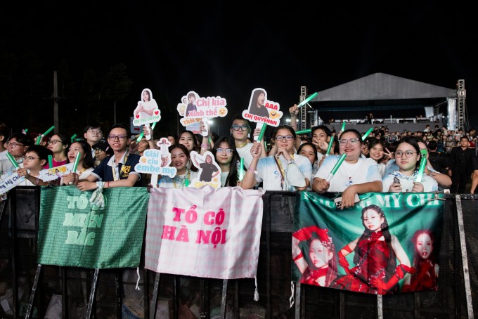 Fan hòa nhịp cùng Phương Mỹ Chi. Ảnh: Vmas