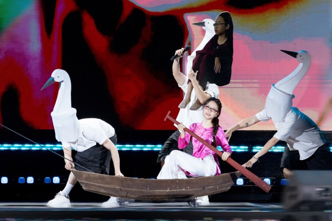 Phương Mỹ Chi tái hiện hình ảnh "Chị Bảy" (nickname của cô) đi thi Giọng hát Việt Nhí lúc 10 tuổi trên sân khấu. Ảnh: Vmas