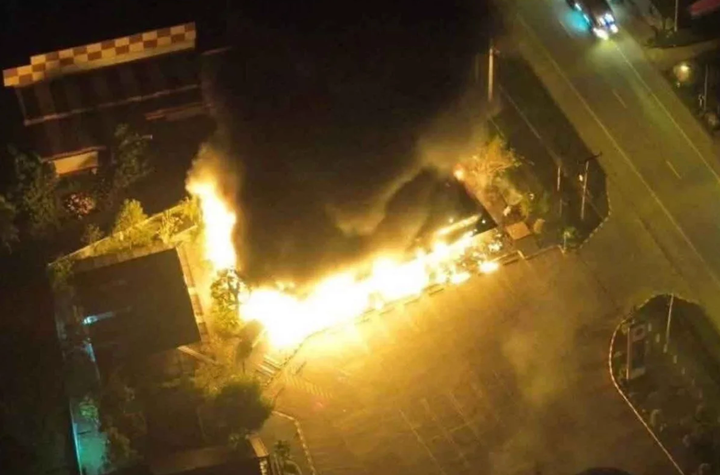 Một cửa hàng xăng ở vùng cực Nam Thái Lan bốc cháy. (Ảnh: Bangkokpost)