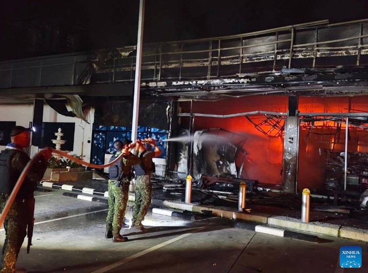 Lực lượng cứu hộ Thái Lan đang dập tắt đám cháy tại một trạm xăng ở Narathiwat. (Ảnh: Tân Hoa Xã)