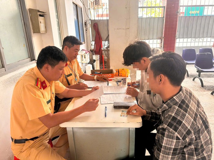 Đội CSGT Bàn Cờ làm việc với những người liên quan