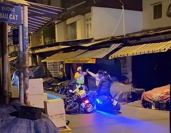 Hai thanh niên giằng co với CSGT.