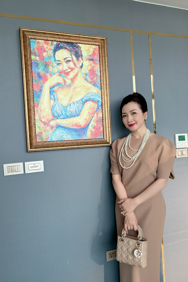 Năm 2025, diễn viên Khánh Huyền bất ngờ trở lại màn ảnh nhỏ với vai bà Lý - một nữ doanh nhân quyền lực nhưng đầy góc cạnh trong "Gió ngang khoảng trời xanh". Sau hai thập kỷ vắng bóng trên VTV kể từ "Người thổi tù và hàng tổng", sự tái xuất này không chỉ đánh dấu sự trở lại mạnh mẽ mà còn khẳng định sức hút bền bỉ của một biểu tượng nhan sắc một thời. Ở tuổi 55, Khánh Huyền vẫn giữ được khí chất sang trọng, diễn xuất tinh tế.&nbsp;