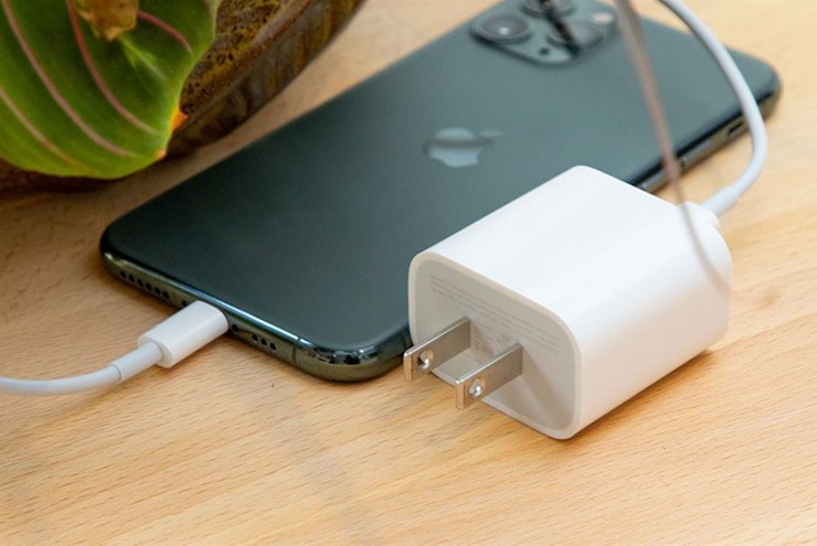 Tốc độ sạc pin iPhone phụ thuộc nhiều vào bộ sạc.
