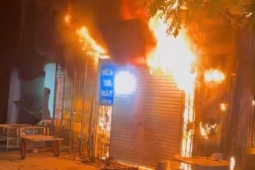 CSGT phá cửa, cứu 11 người trong vụ cháy nhà lúc rạng sáng