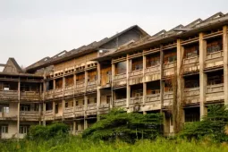 Cảnh hoang tàn bên trong ngôi trường 'đắp chiếu' 8 năm ở TPHCM