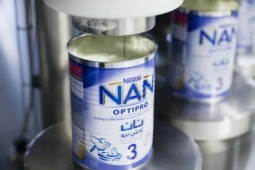 Nguồn cơn đợt thu hồi sữa lớn nhất lịch sử Nestlé tại hơn 60 quốc gia