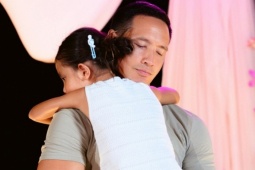 Ảnh sao 11/1: Con gái Hồ Ngọc Hà - Kim Lý bám bố không rời