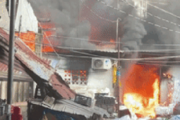 Cháy lớn nhà dân phía sau lưng chợ Bình Trưng, TPHCM