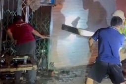 CSGT phá cửa, cứu 11 người trong vụ cháy nhà lúc rạng sáng