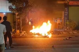 Xe máy bốc cháy sau va chạm ở TPHCM, một người tử vong