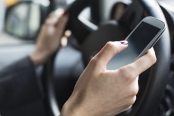Cấm cầm điện thoại khi đang lái xe dù không sử dụng
