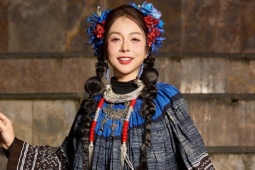 Jennifer Phạm hóa 'cô gái bản' chấm thi hoa hậu giữa trời 5 độ C