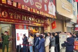 Giá vàng hôm nay mới nhất (11/1) cao chót vót: Người mua vẫn xếp hàng dài trước khi nhà vàng mở bán