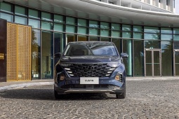 Giá xe Hyundai Custin niêm yết và lăn bánh tháng 1/2026