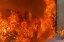 Cháy lớn nhà dân phía sau lưng chợ Bình Trưng, TPHCM