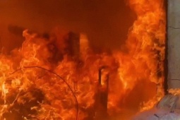 Cháy lớn nhà dân phía sau lưng chợ Bình Trưng, TPHCM