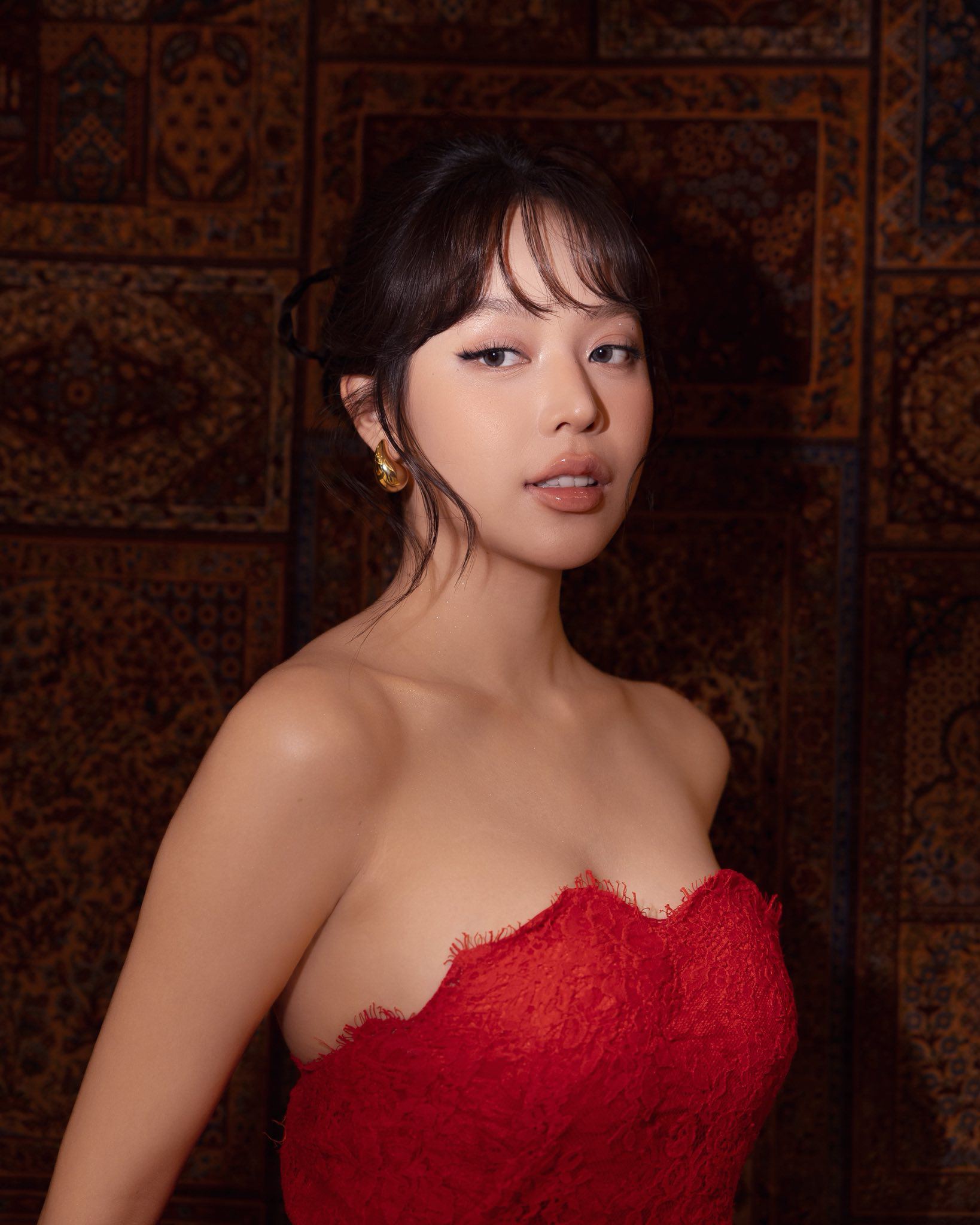 Nàng hậu búi tóc gọn gàng ra phía sau và đã để tóc mái thay vì rẽ ngôi tóc như hình ảnh quen thuộc kết hợp với lối trang điểm tự nhiên cùng các phụ kiện trang sức lấp lánh.