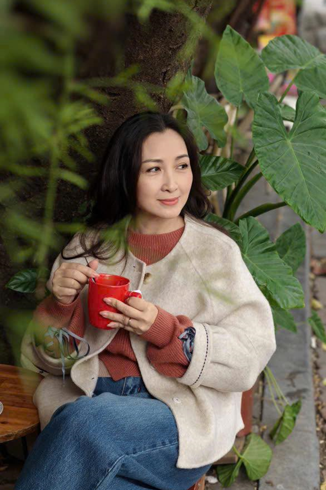 Cuộc sống những năm gần đây của Khánh Huyền là bức tranh thảnh thơi, viên mãn mà nhiều đồng nghiệp mơ ước. Chuyển vào TPHCM lập nghiệp từ hơn 20 năm trước, chị giờ đây tận hưởng tổ ấm nhỏ bên người chồng thứ 2 kín tiếng và các con. Ông xã hỗ trợ chị hết lòng trong cả công việc lẫn sinh hoạt hàng ngày, từ việc lo học hành cho con cái đến tạo không gian để chị thoải mái theo đuổi đam mê nghệ thuật. Sự cân bằng này giúp Khánh Huyền giữ được sự thoải mái, không áp lực dù vẫn bận rộn với các dự án phim ảnh.