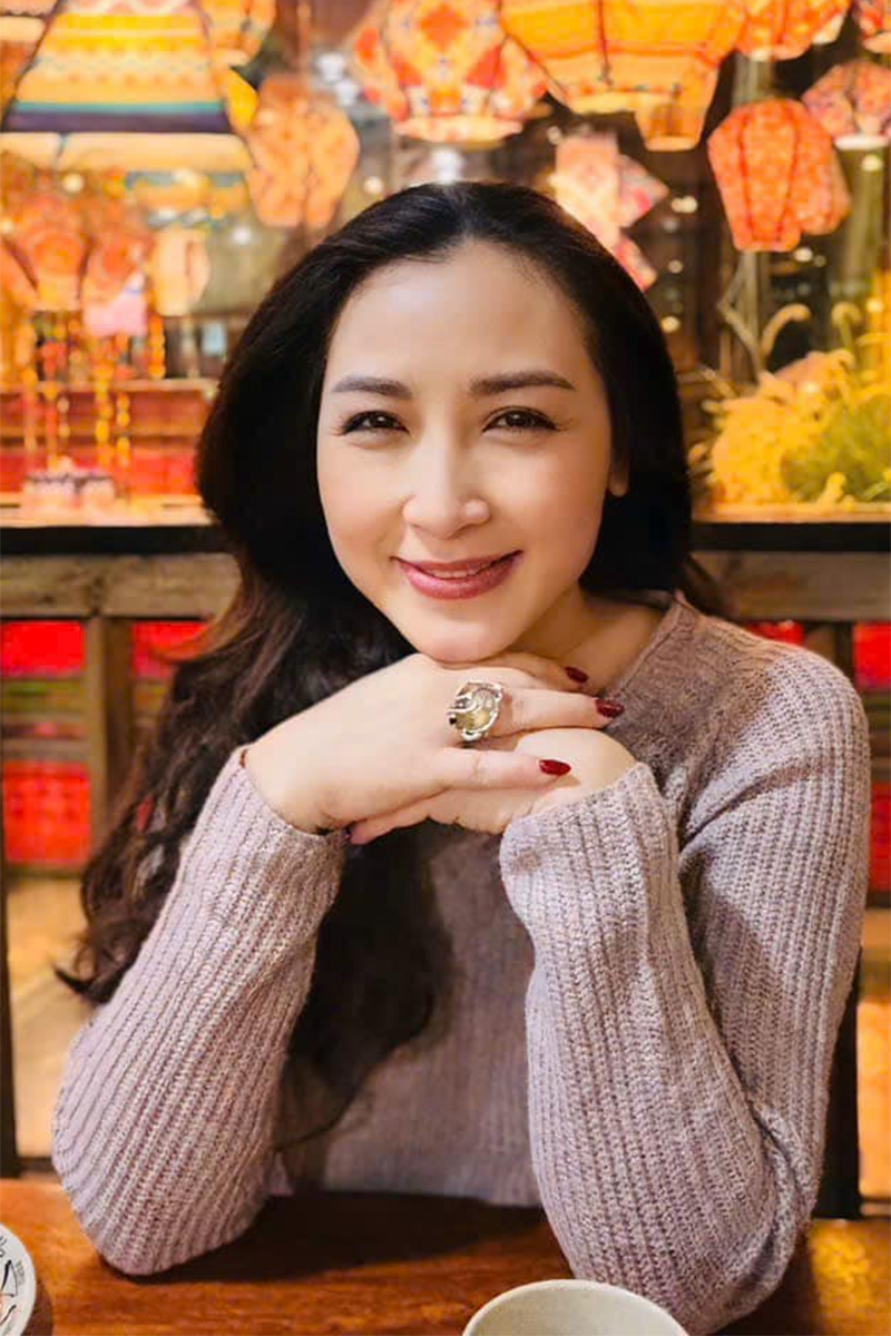 Hôn nhân thứ hai là bến đỗ bình yên mà chị tìm thấy sau nhiều đổ vỡ tình cảm. Người chồng hiện tại làm việc trong lĩnh vực bưu chính viễn thông, không chỉ mang đến sự ổn định mà còn giúp đời sống chị thêm phần lãng mạn. Khánh Huyền từng tâm sự nhờ anh, chị học được cách yêu thương bản thân và sống chậm lại, tận hưởng từng khoảnh khắc bên gia đình nhỏ với hai con một trai một gái.