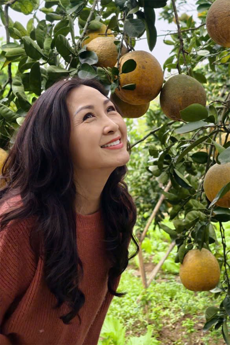 Cuộc sống những năm gần đây của Khánh Huyền là bức tranh thảnh thơi, viên mãn mà nhiều đồng nghiệp mơ ước. Chuyển vào TPHCM lập nghiệp từ hơn 20 năm trước, chị giờ đây tận hưởng tổ ấm nhỏ bên người chồng thứ 2 kín tiếng và các con. Ông xã hỗ trợ chị hết lòng trong cả công việc lẫn sinh hoạt hàng ngày, từ việc lo học hành cho con cái đến tạo không gian để chị thoải mái theo đuổi đam mê nghệ thuật. Sự cân bằng này giúp Khánh Huyền giữ được sự thoải mái, không áp lực dù vẫn bận rộn với các dự án phim ảnh.