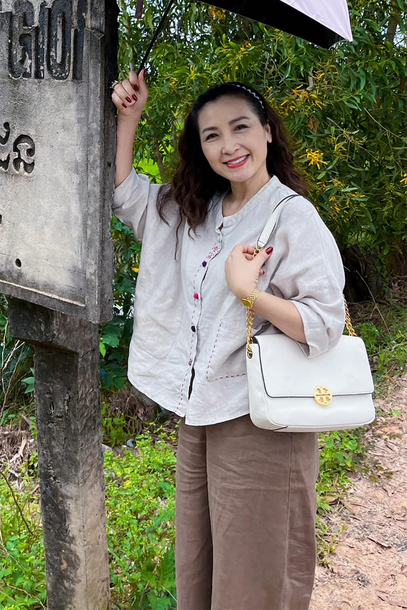 Hôn nhân thứ hai là bến đỗ bình yên mà chị tìm thấy sau nhiều đổ vỡ tình cảm. Người chồng hiện tại làm việc trong lĩnh vực bưu chính viễn thông, không chỉ mang đến sự ổn định mà còn giúp đời sống chị thêm phần lãng mạn. Khánh Huyền từng tâm sự nhờ anh, chị học được cách yêu thương bản thân và sống chậm lại, tận hưởng từng khoảnh khắc bên gia đình nhỏ với hai con một trai một gái.