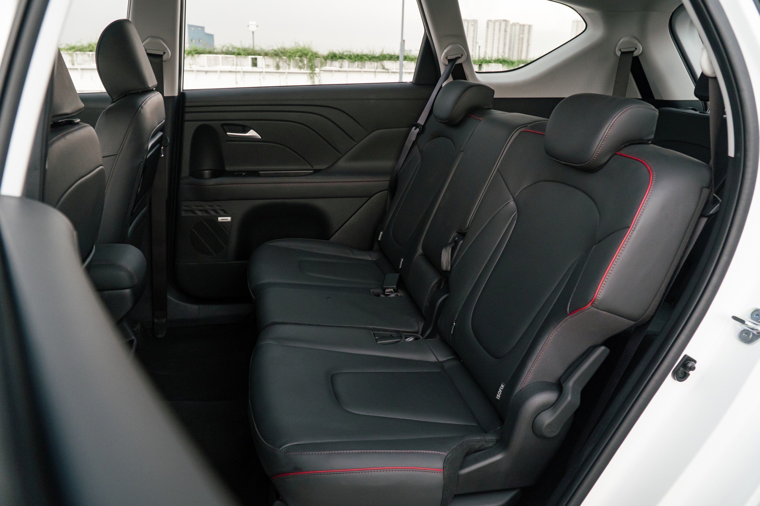 Hàng ghế hai&nbsp;có thể ngồi tối đa 3 người lớn và có thể trượt lên xuống giúp tăng độ thoải mái ở&nbsp;hàng ghế thứ ba.