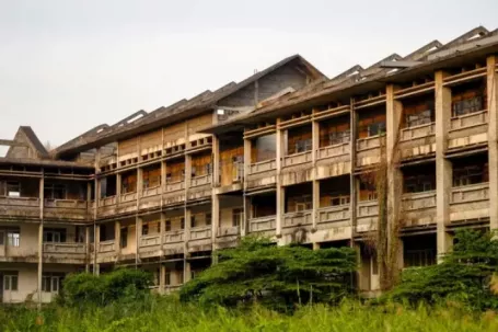 Cảnh hoang tàn bên trong ngôi trường 'đắp chiếu' 8 năm ở TPHCM