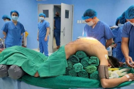 Ca mổ 10 tiếng hồi sinh cuộc đời nam thanh niên suốt 7 năm "cắm đầu xuống đất"