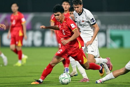 HLV Kim Sang Sik nói gì để "cậu út" U23 Việt Nam "lớn" nhanh không tưởng?