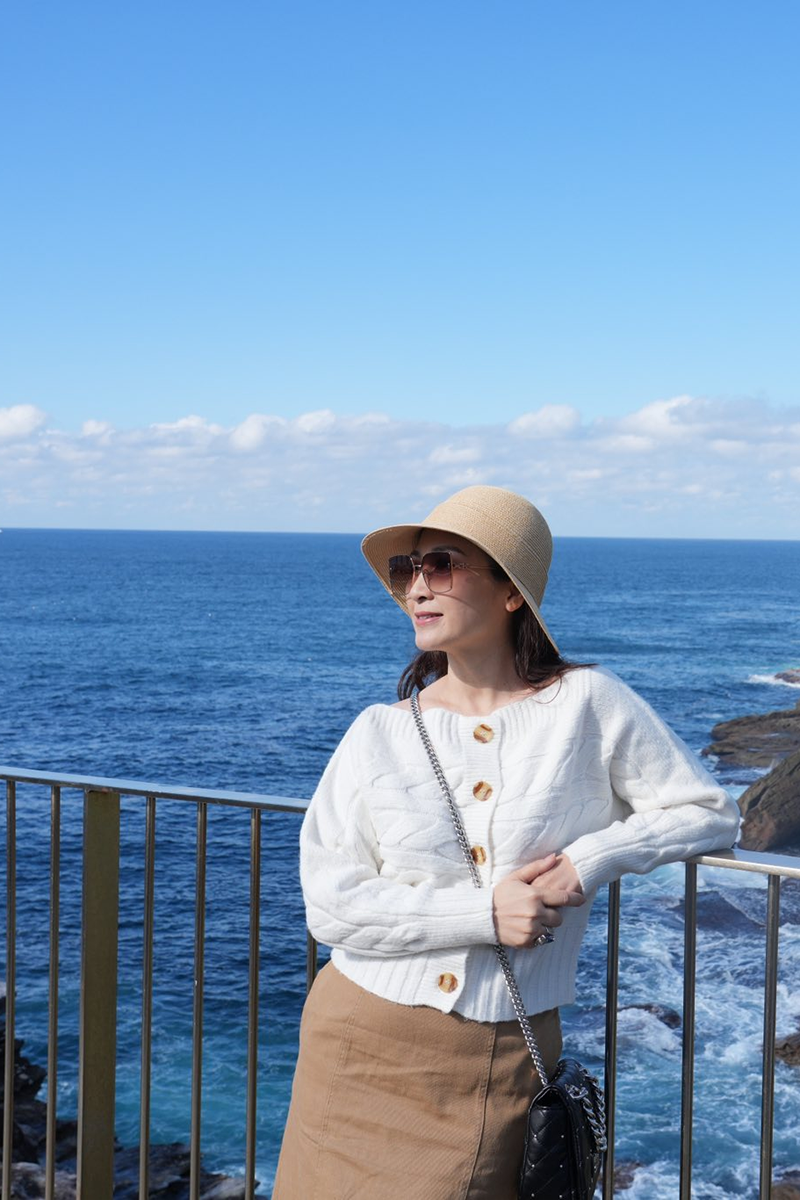 Nhan sắc mặn mà ở tuổi U60 của Khánh Huyền là kết quả của lối sống kỷ luật và yêu bản thân. Chị duy trì thói quen tập thể dục đều đặn, ăn uống điều độ - thậm chí hạn chế cơm để giữ vóc dáng và luôn giữ tinh thần lạc quan. Vẻ đẹp của nữ diễn viên toát lên từ sự tự nhiên, từng trải khiến nhiều khán giả trẻ phải ngưỡng mộ và gọi chị là “mỹ nhân không tuổi” của màn ảnh Việt.