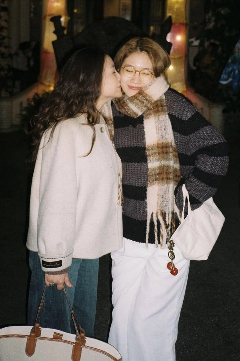 Con cái là nguồn động lực lớn nhất của Khánh Huyền hiện tại. Con trai lớn Minh Quân đã trưởng thành, tài năng và độc lập; các con nhỏ hơn được bố mẹ chăm chút kỹ lưỡng về học hành lẫn nhân cách. Khánh Huyền tự hào khi tổ ấm luôn tràn đầy tiếng cười và chồng giỏi giang trong việc định hướng tương lai cho các con để chị yên tâm theo đuổi sự nghiệp.