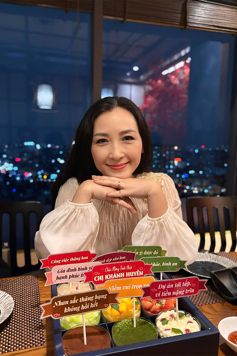 Nhan sắc mặn mà ở tuổi U60 của Khánh Huyền là kết quả của lối sống kỷ luật và yêu bản thân. Chị duy trì thói quen tập thể dục đều đặn, ăn uống điều độ - thậm chí hạn chế cơm để giữ vóc dáng và luôn giữ tinh thần lạc quan. Vẻ đẹp của nữ diễn viên toát lên từ sự tự nhiên, từng trải khiến nhiều khán giả trẻ phải ngưỡng mộ và gọi chị là “mỹ nhân không tuổi” của màn ảnh Việt.