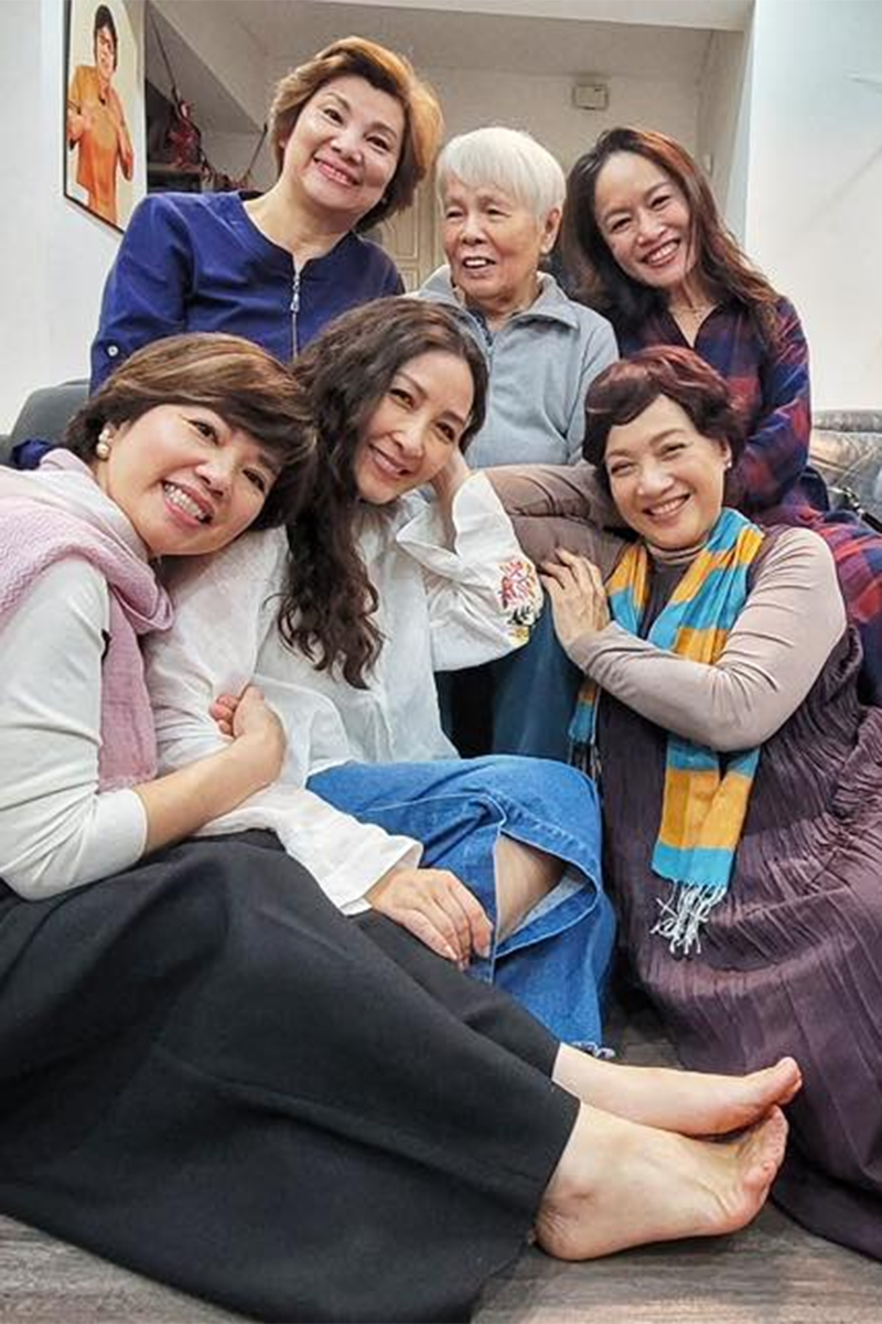 Dù sống và làm việc ở TPHCM, Khánh Huyền vẫn duy trì kết nối bạn bè cũ tại Nhà hát Tuổi Trẻ như NSND Lê Khanh, NSND Ngọc Huyền, Tú Oanh...